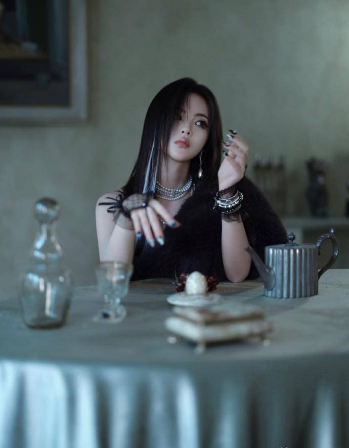 好酷苹果版下载软件
:杨超越暗黑妹带走，灰色高光+烟熏妆好酷，网友：现代版紫魔法